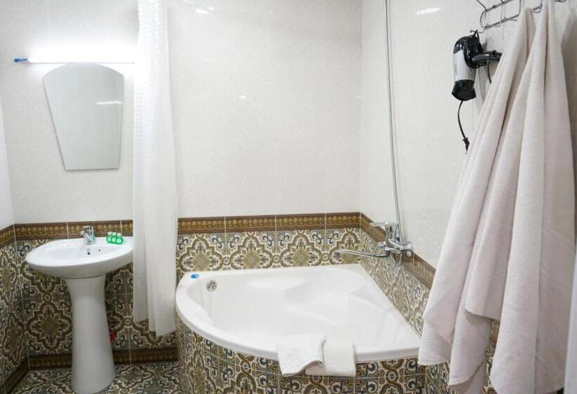 اتاق استاندارد سه نفره, Little Bukhara