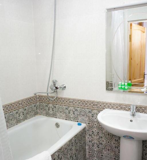 اتاق استاندارد سه نفره, Little Bukhara
