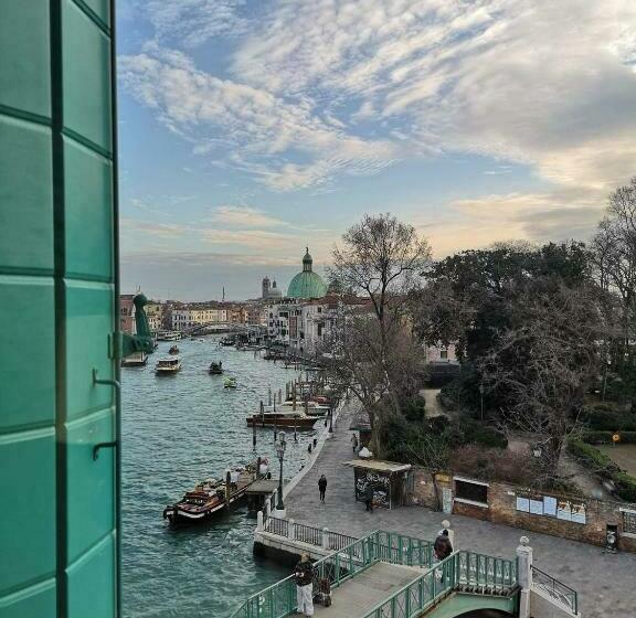 اتاق لوکس با چشم‌انداز, Santa Chiara