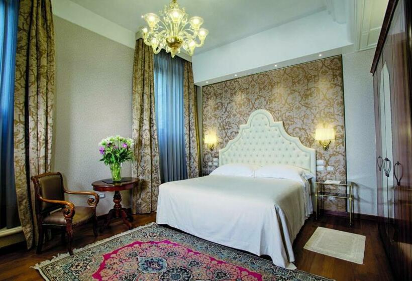 اتاق لوکس با چشم‌انداز, Santa Chiara