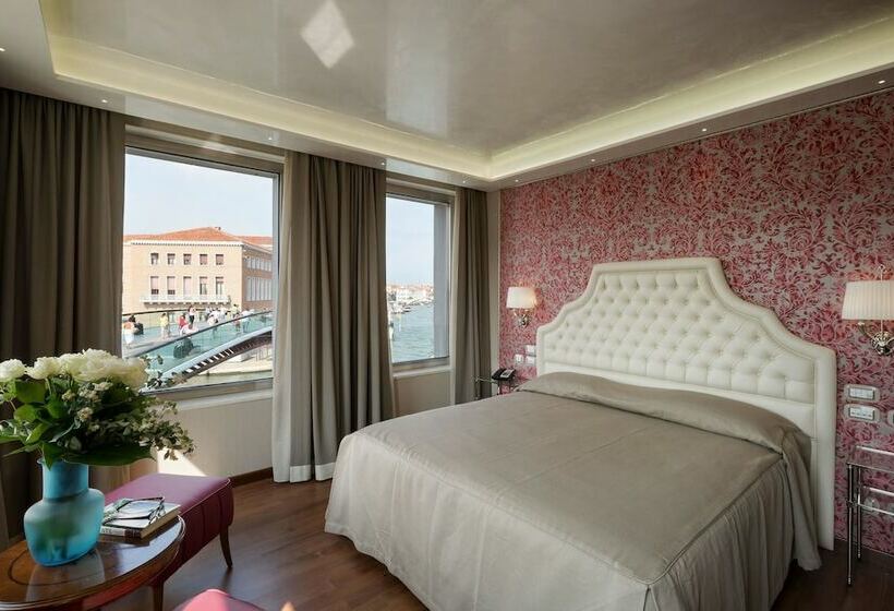 اتاق لوکس با چشم‌انداز, Santa Chiara