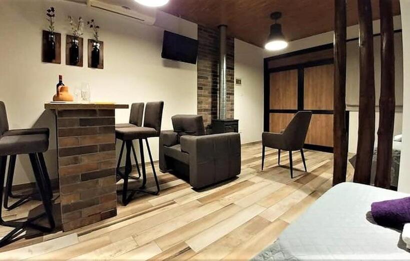 豪华房间, Perneia Rooms