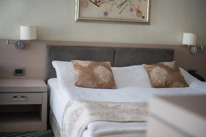 Номер Стандарт Вид на Бассейн, Dolce by Wyndham Barcelona Resort
