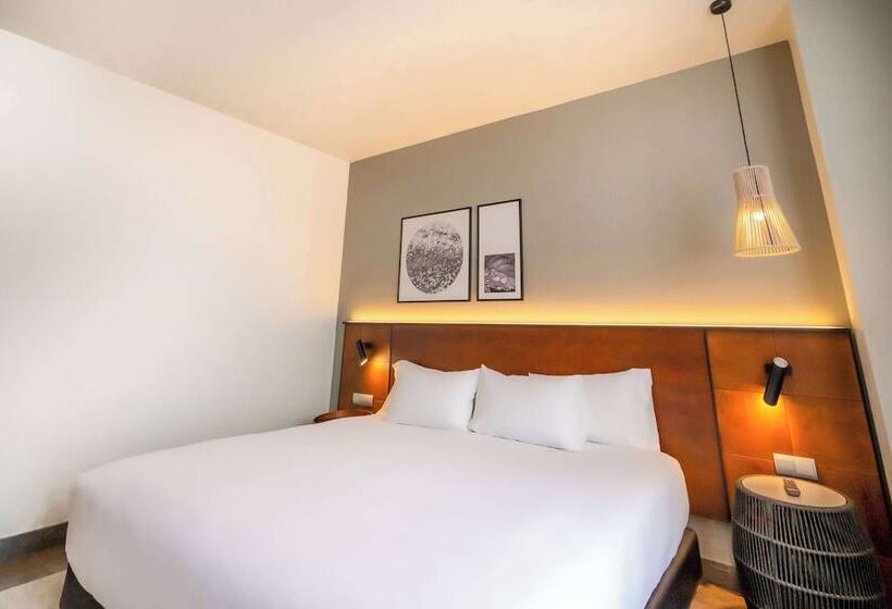 Номер Стандарт Вид на Бассейн, Dolce by Wyndham Barcelona Resort
