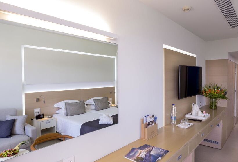 Номер Deluxe, Neptune Luxury Resort