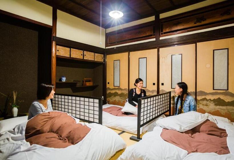 バスルーム共有のトリプルスタンダード, Guest House Kura