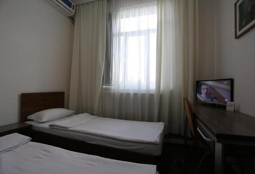 اتاق اکونومی, Sakura Inn