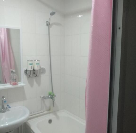 اتاق اکونومی, Sakura Inn