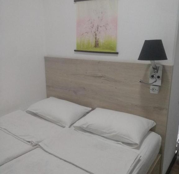 اتاق اکونومی, Sakura Inn