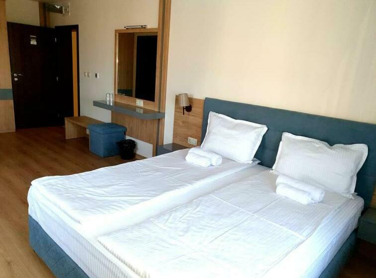 Четырехместный Номер Deluxe, Eco Hotel Momata