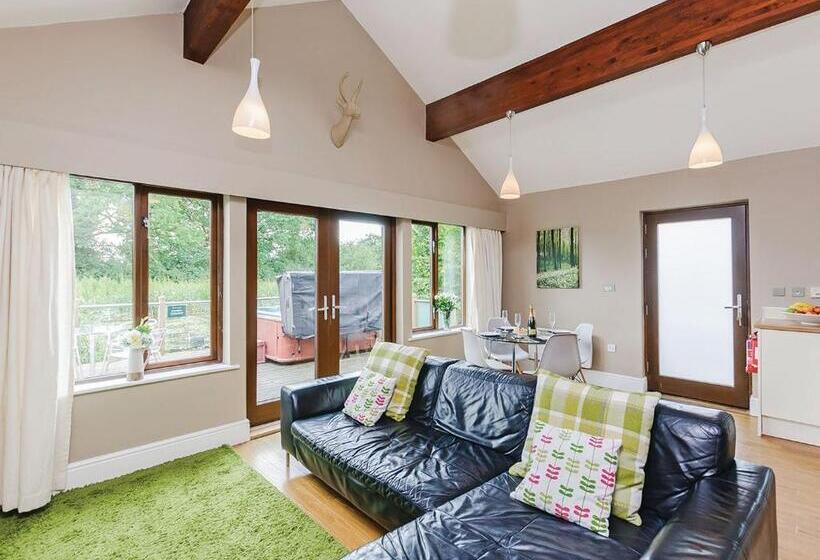 Дом 2 Спальни, Oakwood Lodges