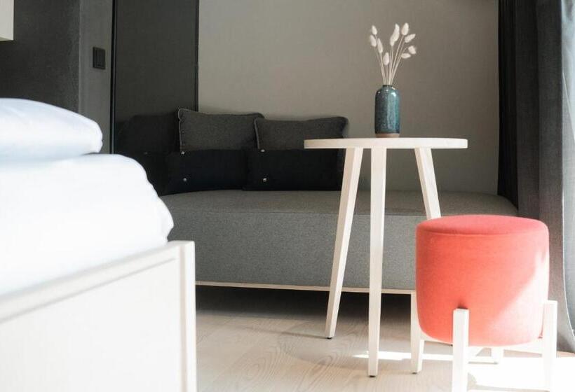 سوئیت جونیور با چشم‌انداز باغ, Amrai Suites