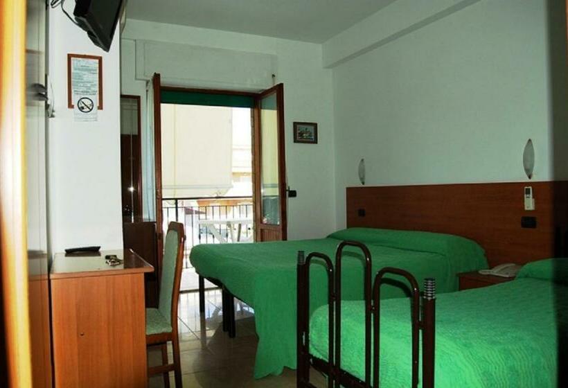 اتاق استاندارد سه تخته با بالکن, Ferrara