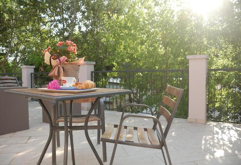 Четырехместный Номер Стандарт с Балконом, Villa Robinia
