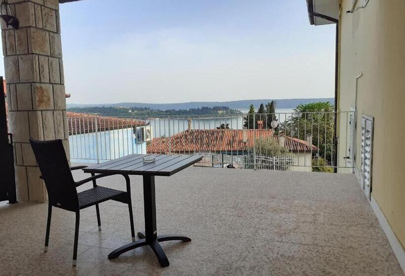 سوییت با چشم‌انداز دریا, Guest House Vila Luka