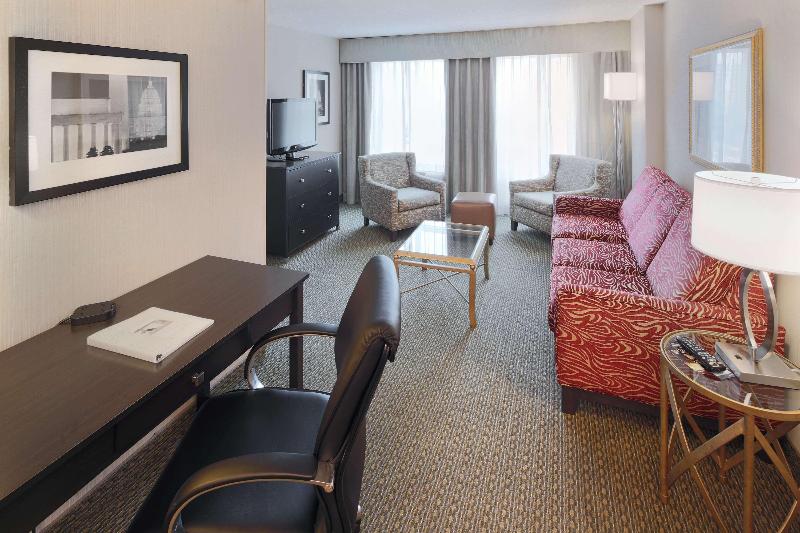 带大床的套房, Hampton Inn & Suites Arlington Crystal City Dca