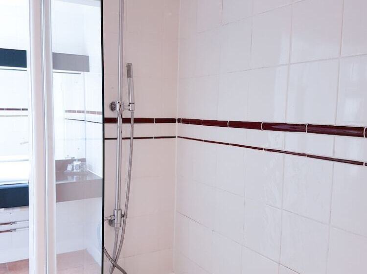 اتاق استاندارد با بالکن و چشم‌انداز دریا, Cumberland Hotel   Oceana Collection
