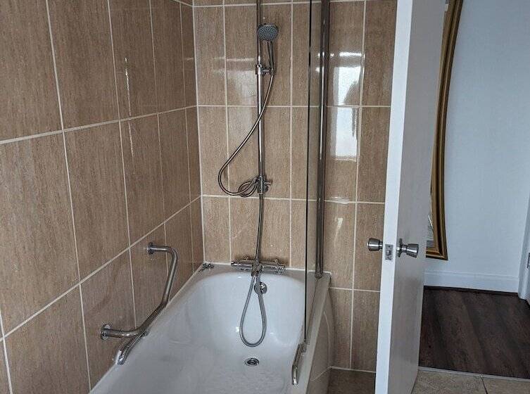 اتاق سوپریور با چشم‌انداز دریا و بالکن, Cumberland Hotel   Oceana Collection