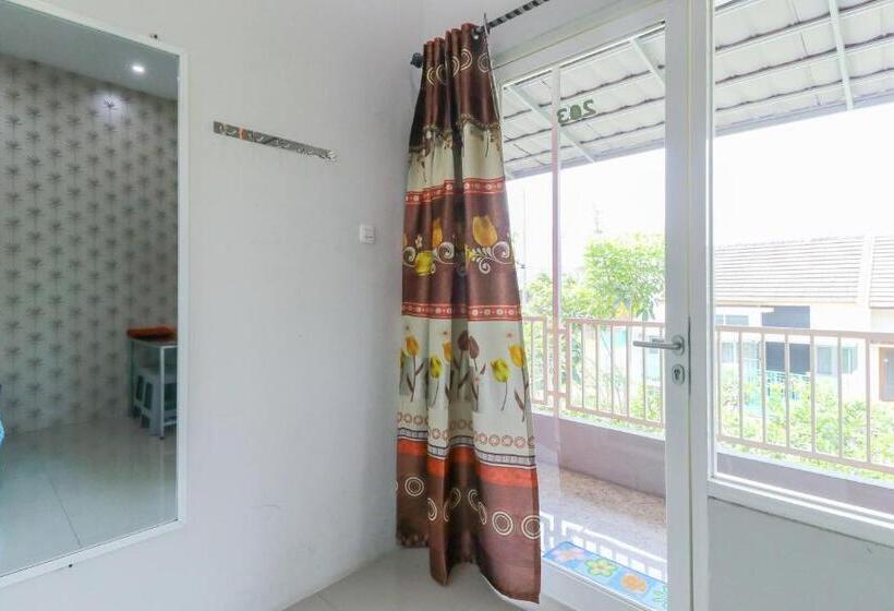 Номер Deluxe, Griya Mulya Near Alun Alun Batu Mitra Reddoorz