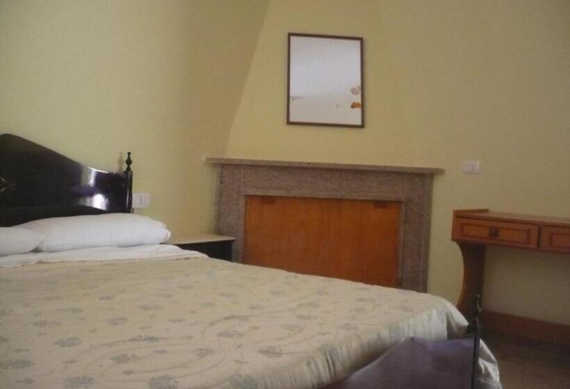 آپارتمان یک خوابه با دری مشترک که هال را جدا می کند., B&b Sardinia Room Siscaledda