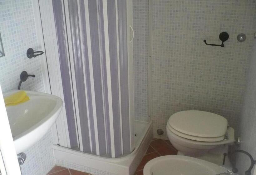 آپارتمان یک خوابه با دری مشترک که هال را جدا می کند., B&b Sardinia Room Siscaledda