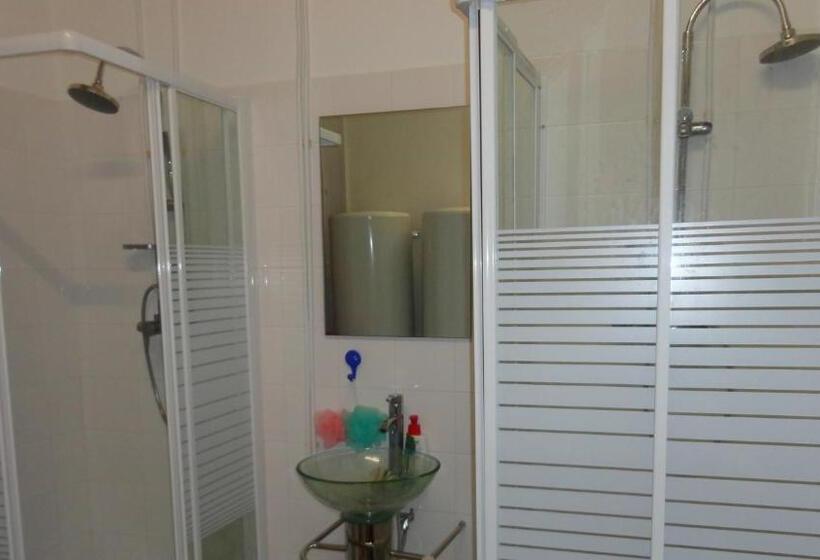 اتاق استاندارد با سرویس بهداشتی مشترک, Be Coimbra Hostels