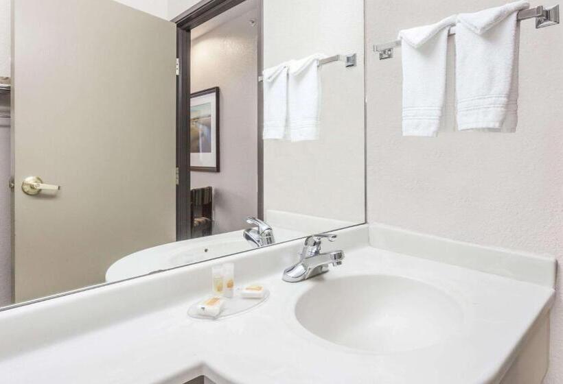Номер Стандарт, Days Inn By Wyndham Near Kansas Speedway