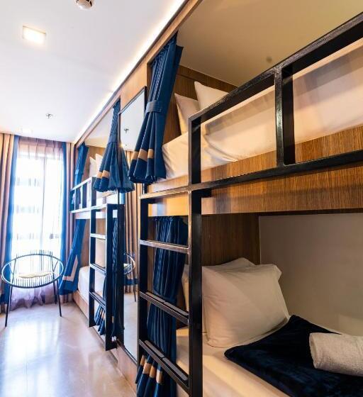 공용 욕실 구비 공동 객실 내의 침대, Unwnd Boutique Hotel Makati