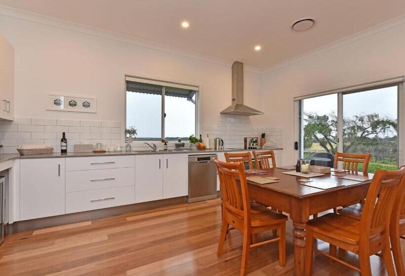 3 Bedroom House, Kinloch Cottage Renovated To New On Daisy Hill Vineyard