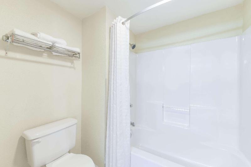 带大床的标准间, Hampton Inn & Suites Denton