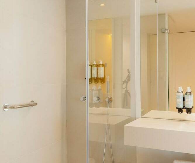 Quarto standart comunicado, Lumen Hotel & The Lisbon Light Show