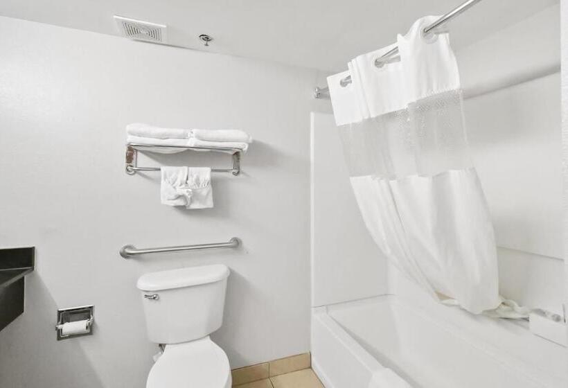 Номер Deluxe, Red Roof Inn & Suites Fayetteville  Fort Bragg