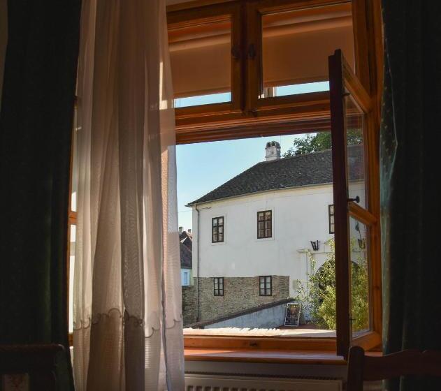Люкс, Pont Vendégház
