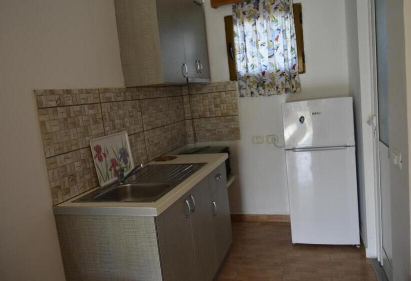 Трехместный Номер Стандарт Вид на Сад, Guesthouse Rondo
