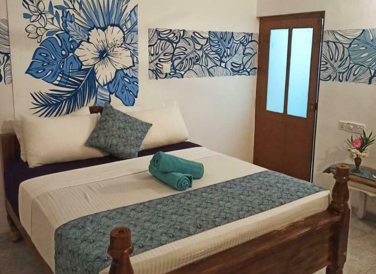 اتاق استاندارد سه نفره, Singhe House