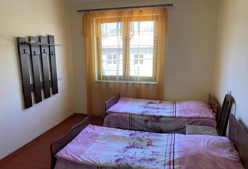 اتاق کلاسیک سه تخته, Karine B&b