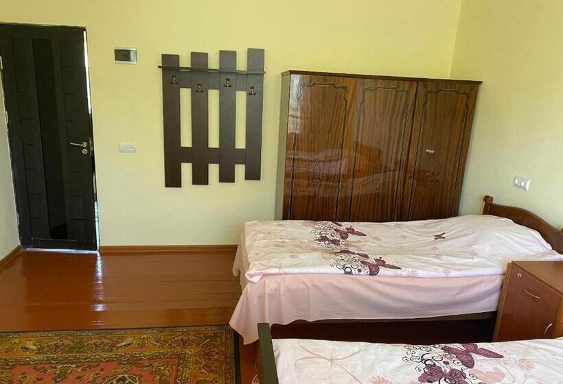 اتاق استاندارد چهارنفره با چشم‌انداز باغ, Karine B&b