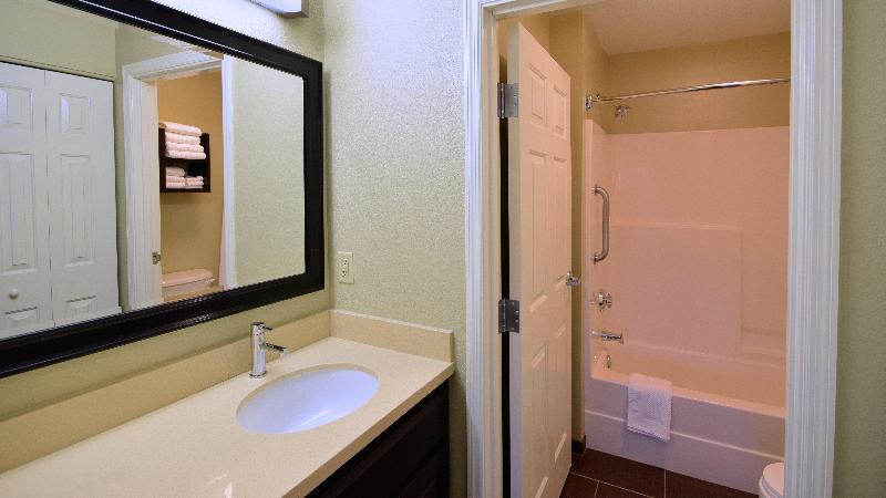 מיטת קינג בסוויטה, Staybridge Suites   Cincinnati North, An Ihg