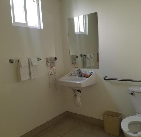 Quarto Estandar Cama King para Deficientes Físicos, Super 8 By Wyndham Los Angelesculver City Area