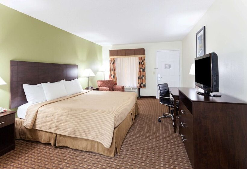 מיטת קינג בסוויטה, Super 8 By Wyndham Decatur/dntn/atlanta Area