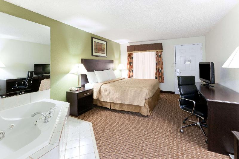 מיטת קינג בסוויטה, Super 8 By Wyndham Decatur/dntn/atlanta Area