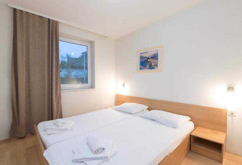 غرفة عائلية مطلّة علي الجبل, Aparthotel Roccia