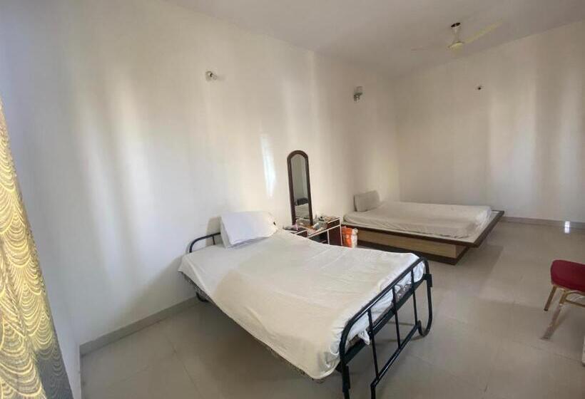 Кровать в Общей Комнате, Sri Vaari Residency
