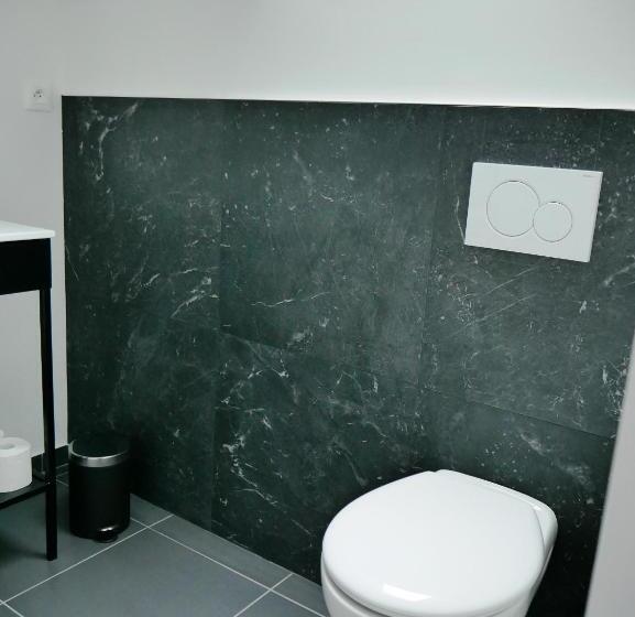 Номер Стандарт, Kastellren   Rennes   Grand Parking Privé