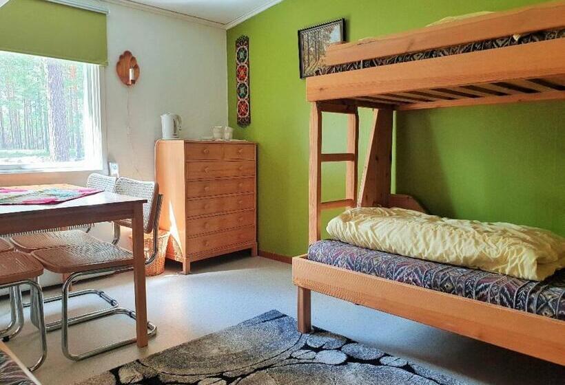 带花园景观的标准三人间, Hostel And Vandrarhem Lupin Naturcamping Lagom