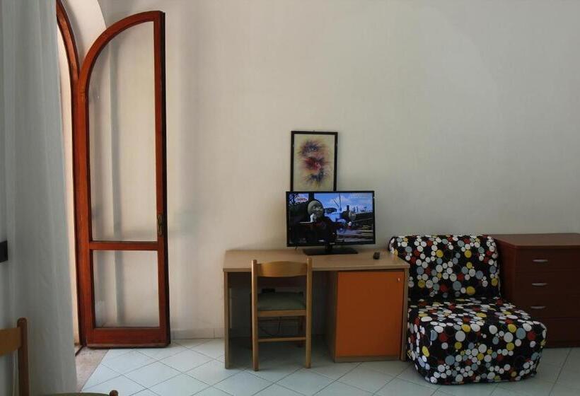 اتاق استاندارد چهار تخته, La Darsena