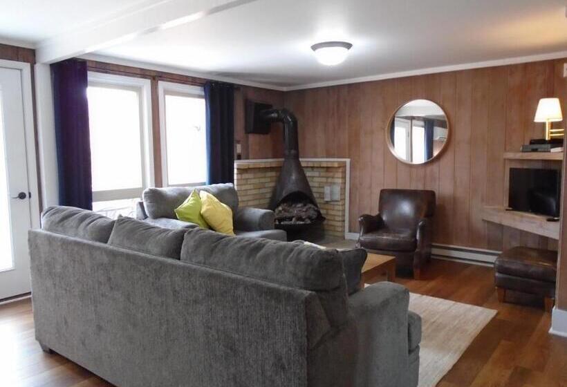침실 3개 아파트, Cedar Village Condominiums