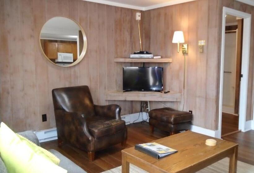 침실 3개 아파트, Cedar Village Condominiums