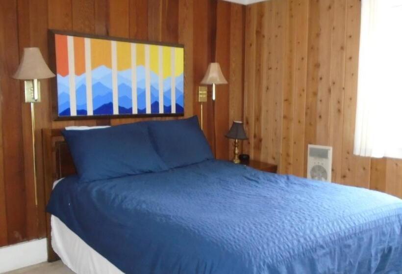 침실 3개 아파트, Cedar Village Condominiums