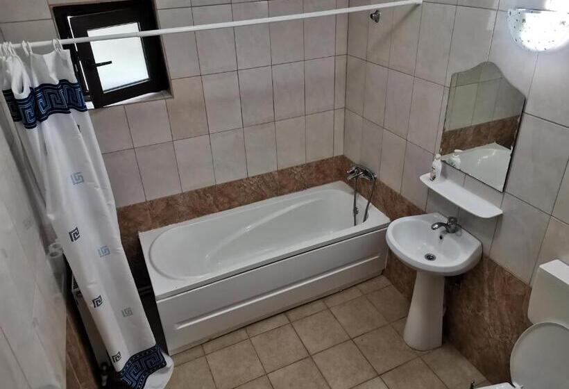 استودیوی استاندارد, Natalia Guesthouse